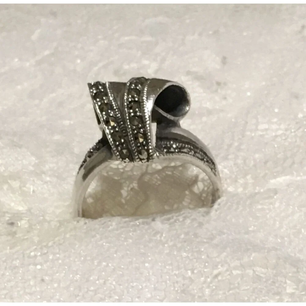 Vintage Sterling Silver Ring Womens Sz 8.25 Ribbon Bow design Marcasite Accents